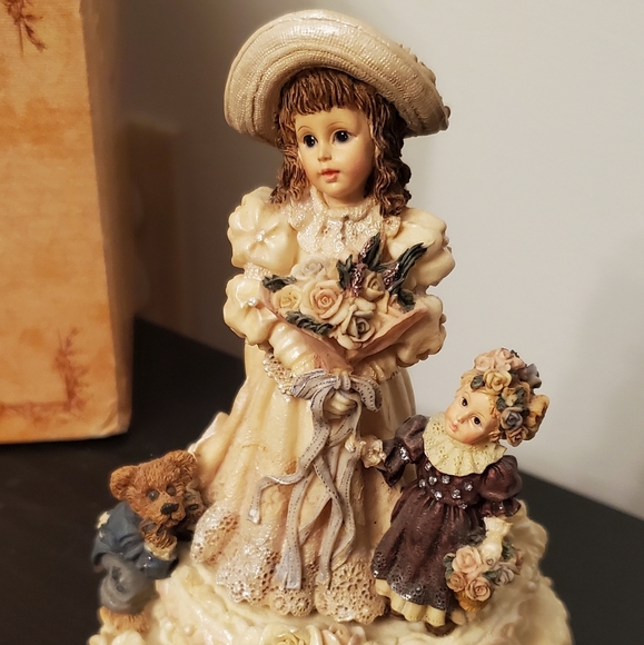 Yesterday's Child Wedding March Music Box 272052 - Picture 4 of 16
